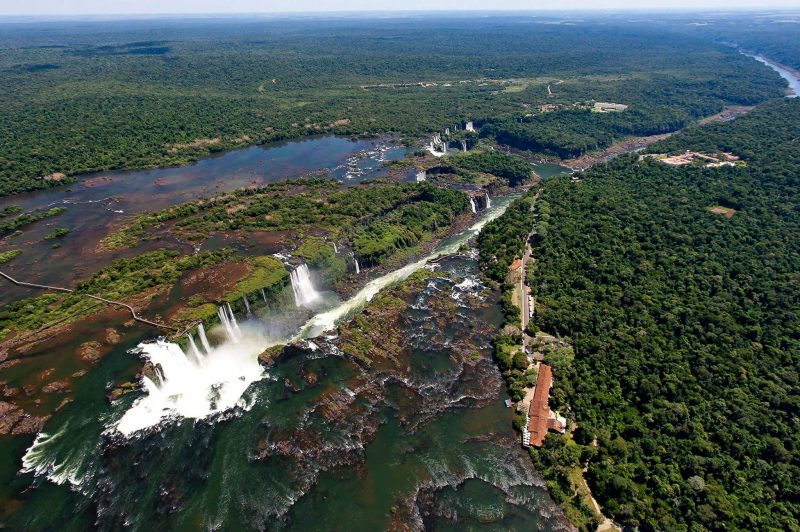 Vista aérea das Cataratas do Iguaçu em Foz do Iguaçu
