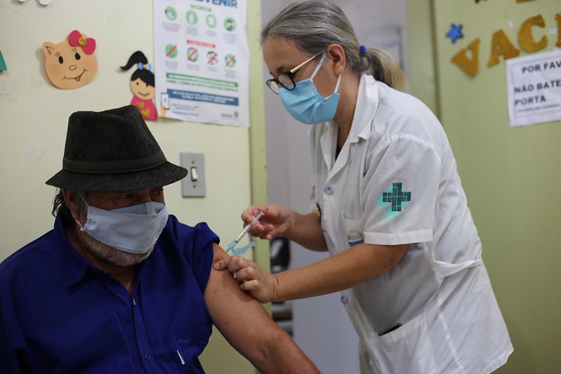 Idoso sendo vacinado contra a Covid-19 em Foz do Iguaçu/Foto: PMFI.
