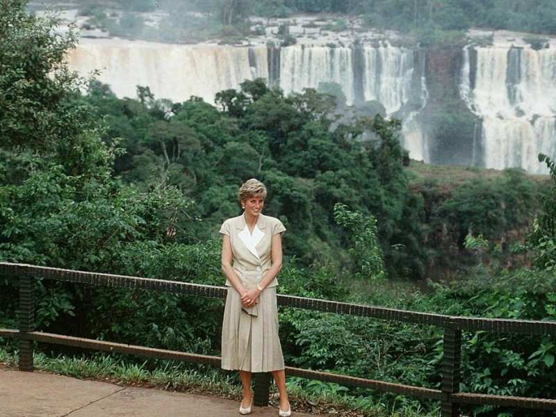 Princesa Diana posando para foto com as Cataratas do Iguaçu como pano de fundo