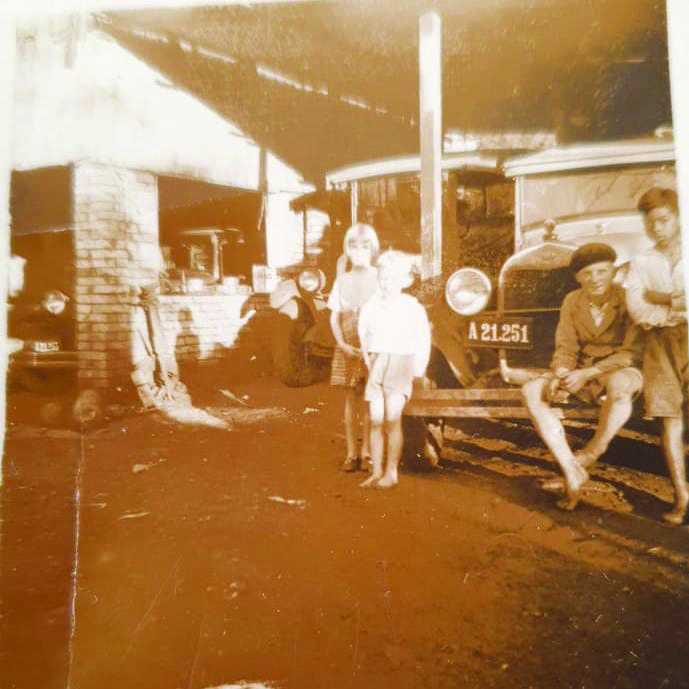 Na foto, da década de 1930, três veículos “pé de bode” na garagem da casa da família Schinke. Os carros eram utilizados para levar turistas às Cataratas. (Foto: acervo pessoal de Vilmar Schinke)