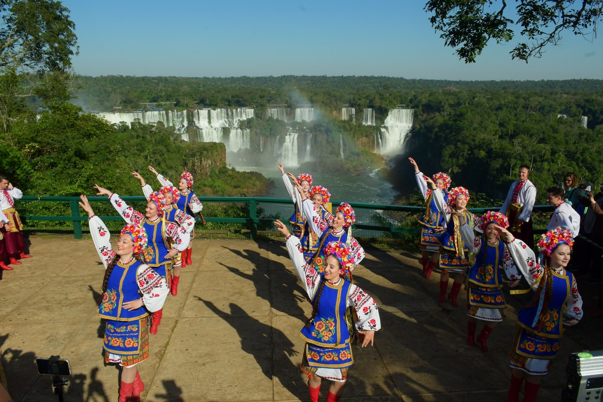 Artistas de dança ucraniana fazem apresentação no Parque Nacional do Iguaçu