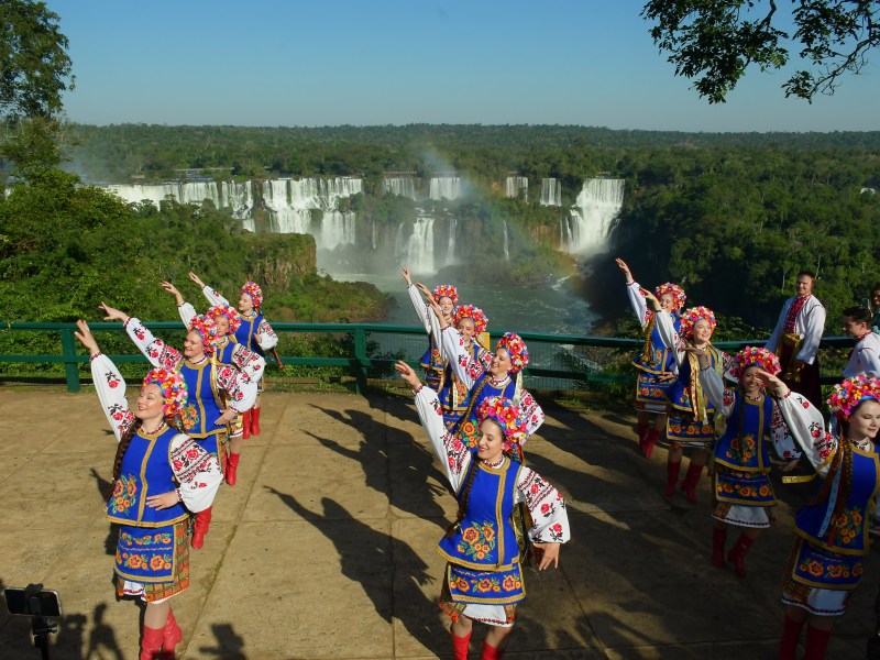 Artistas de dança ucraniana fazem apresentação no Parque Nacional do Iguaçu