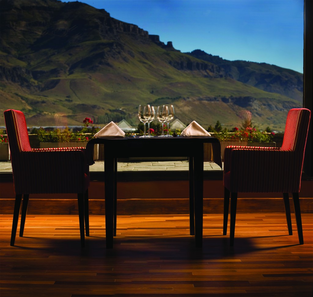 Jantar no Loi Suites Chapelco com vista para as montanhas.
