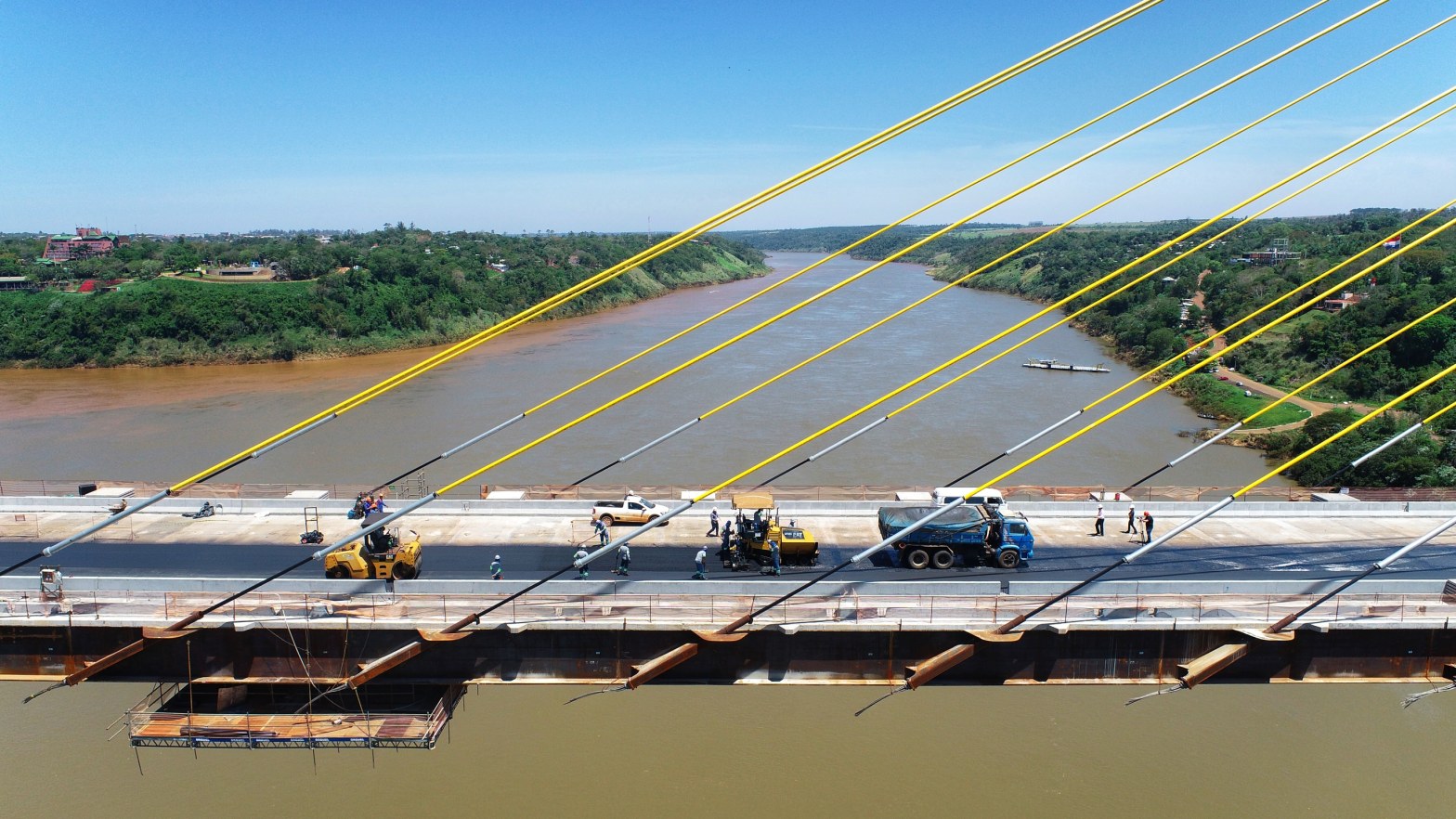 Ponte da Integração recebe camada asfáltica