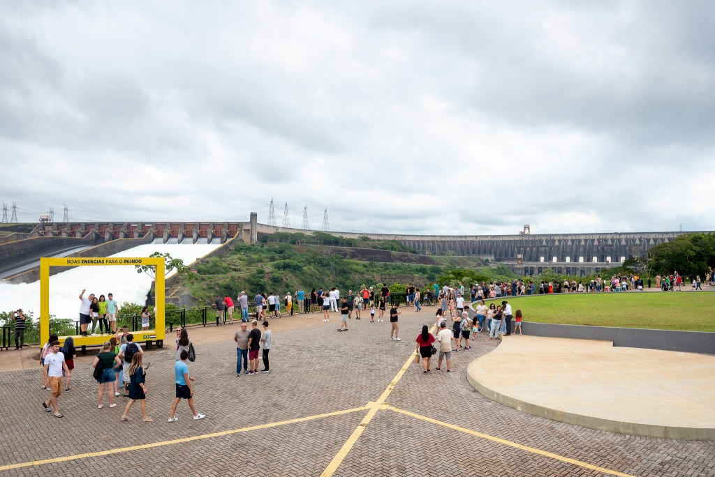 Abertura do vertedouro leva mais de duas mil pessoas a Itaipu na manhã de sábado.